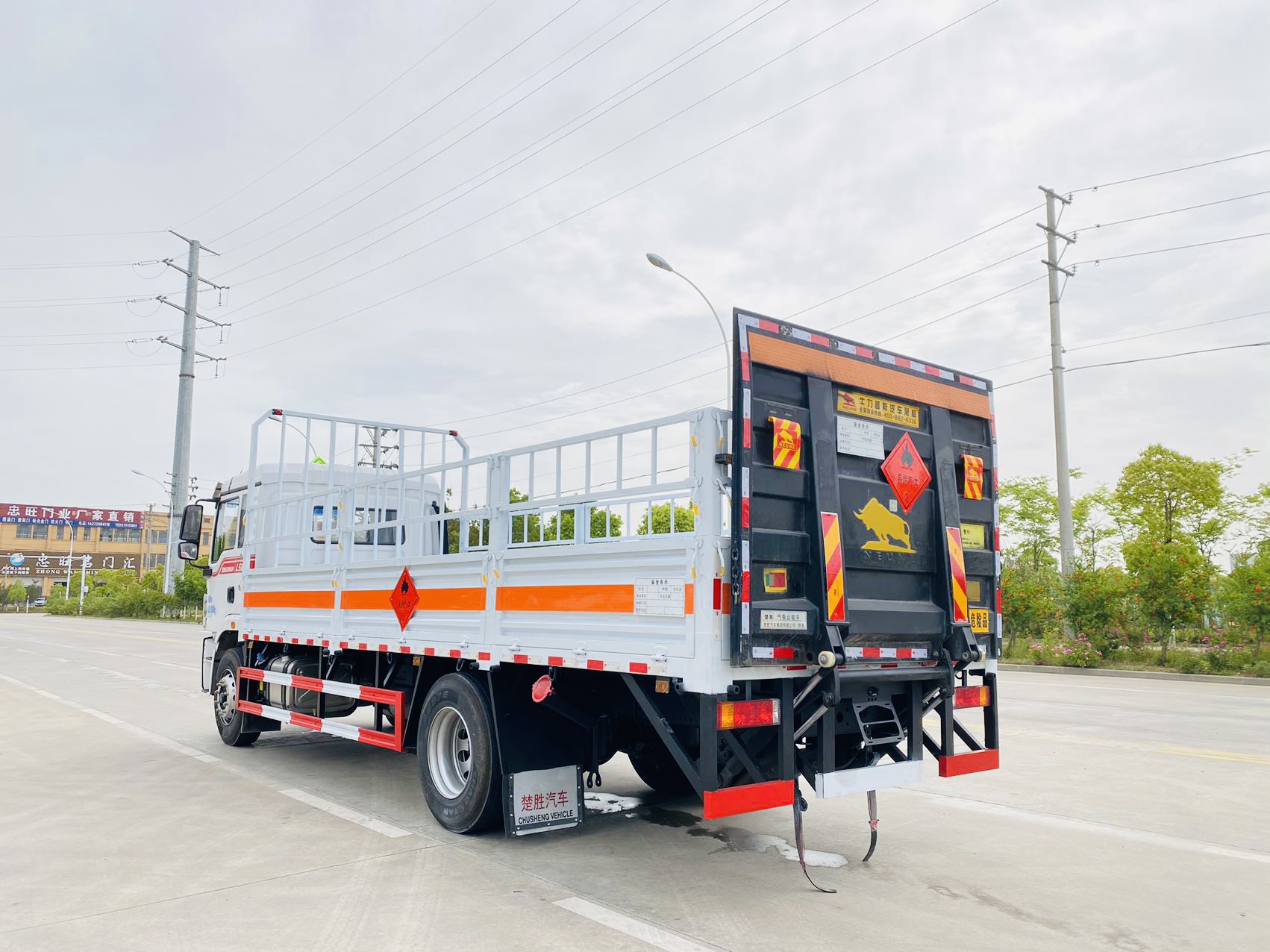 陕汽德龙6.8米气瓶运输车