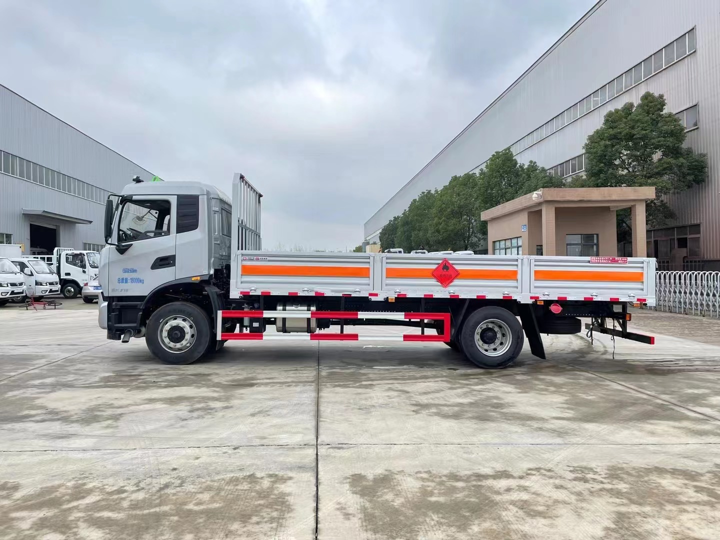 东风天锦6.7米气瓶运输车