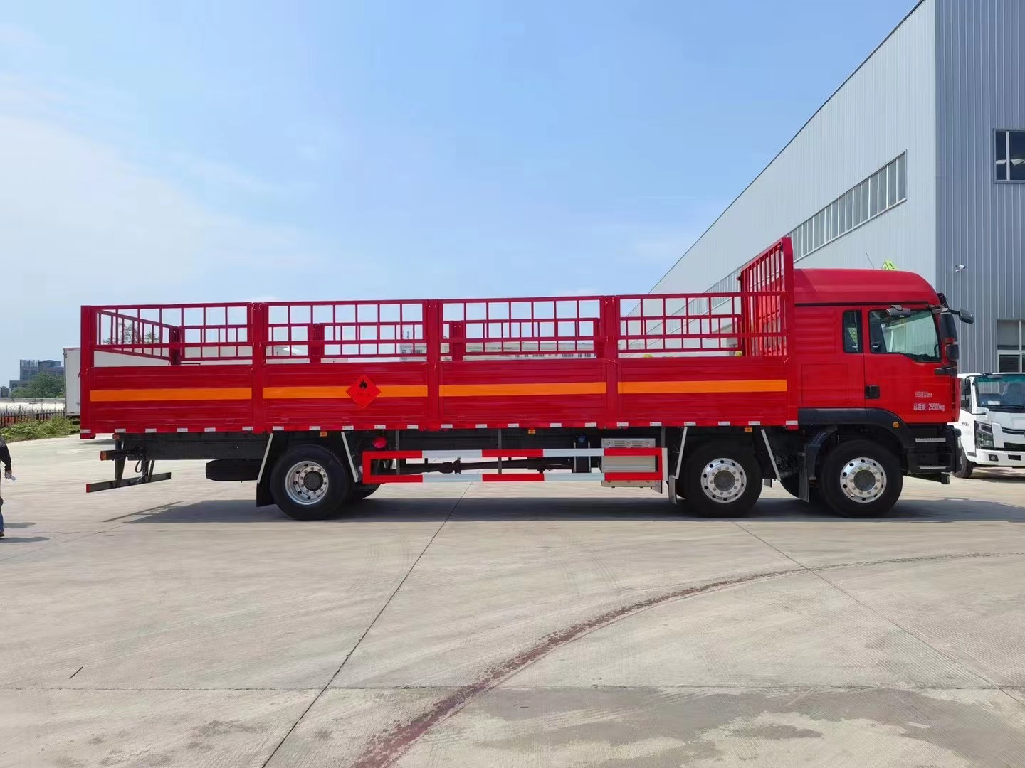 重汽汕德卡9.5米气瓶运输车