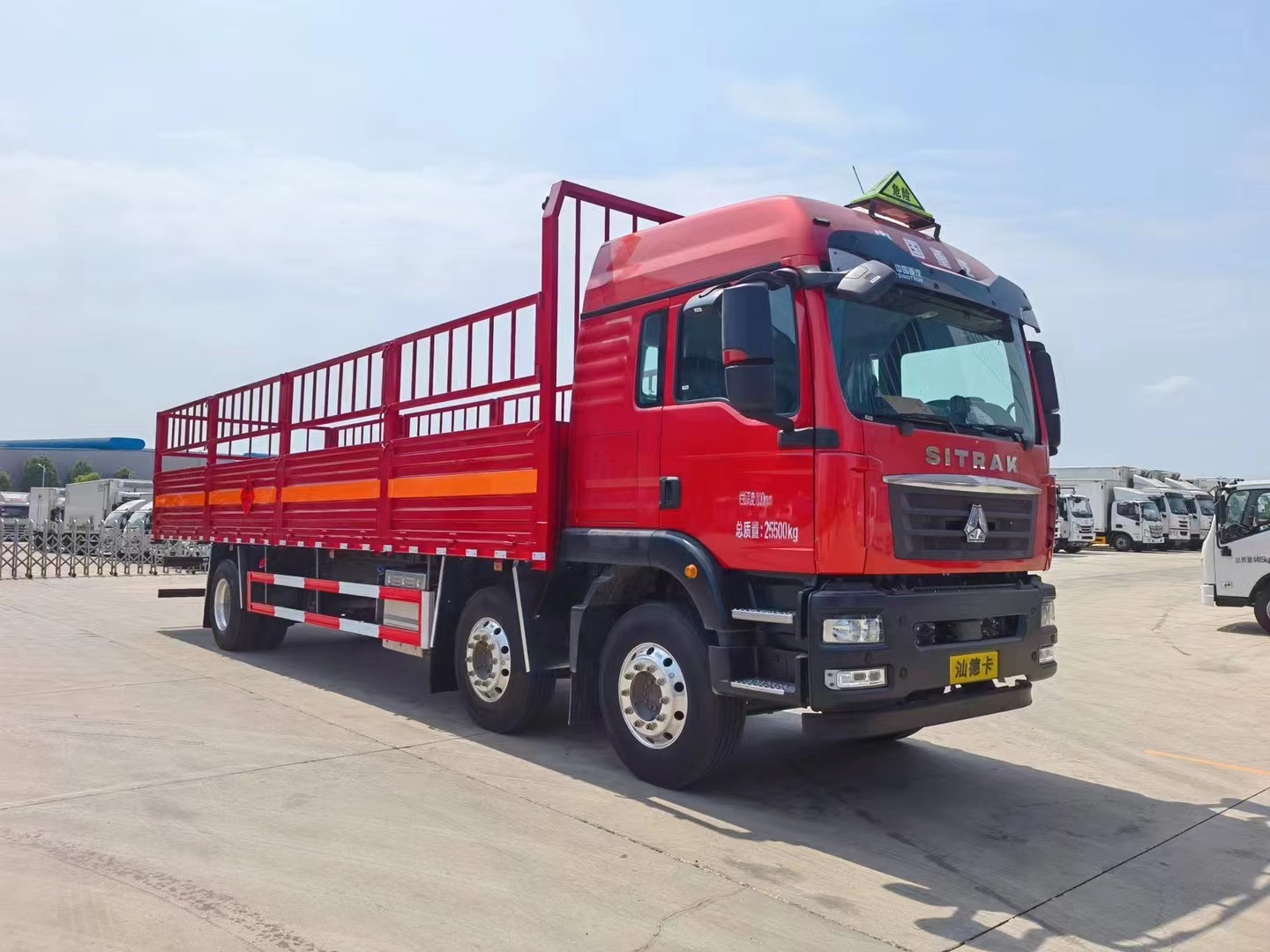 重汽汕德卡9.5米气瓶运输车