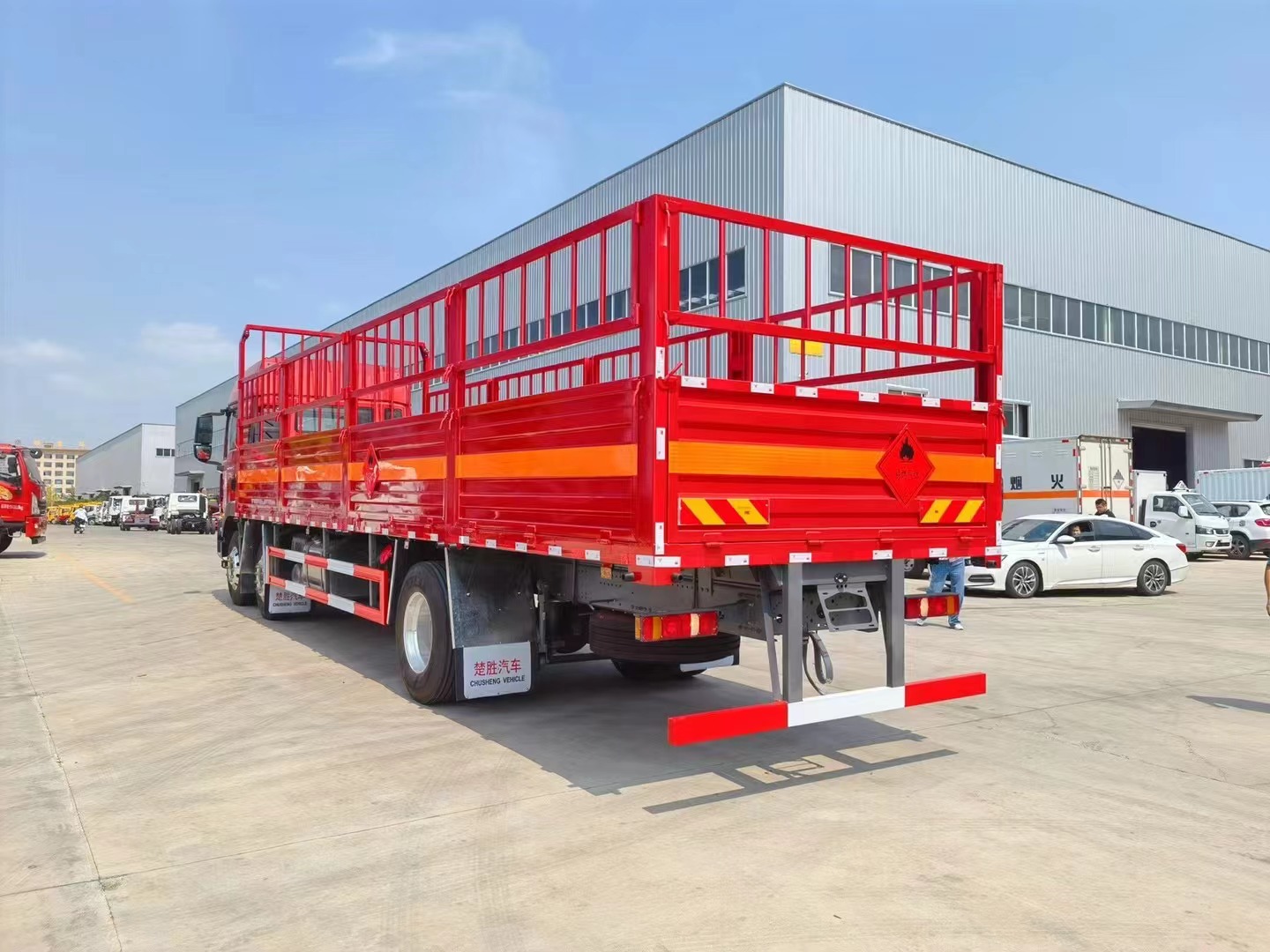 重汽汕德卡9.5米气瓶运输车