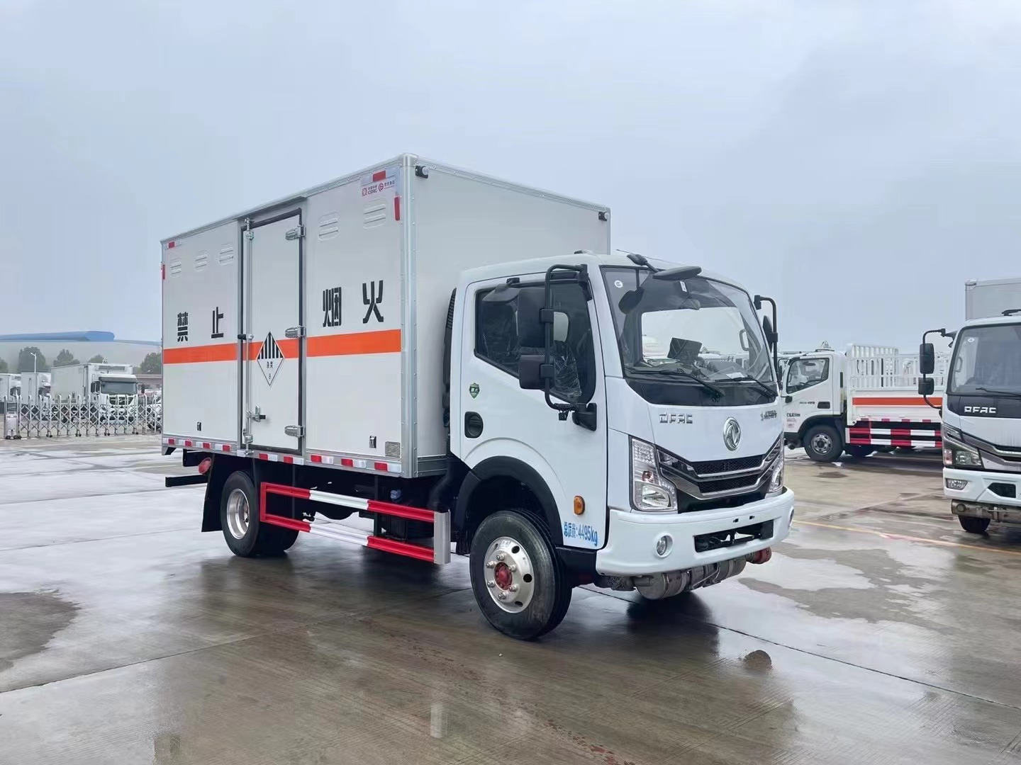 东风蓝牌4.2米杂项危险物品厢式运输车