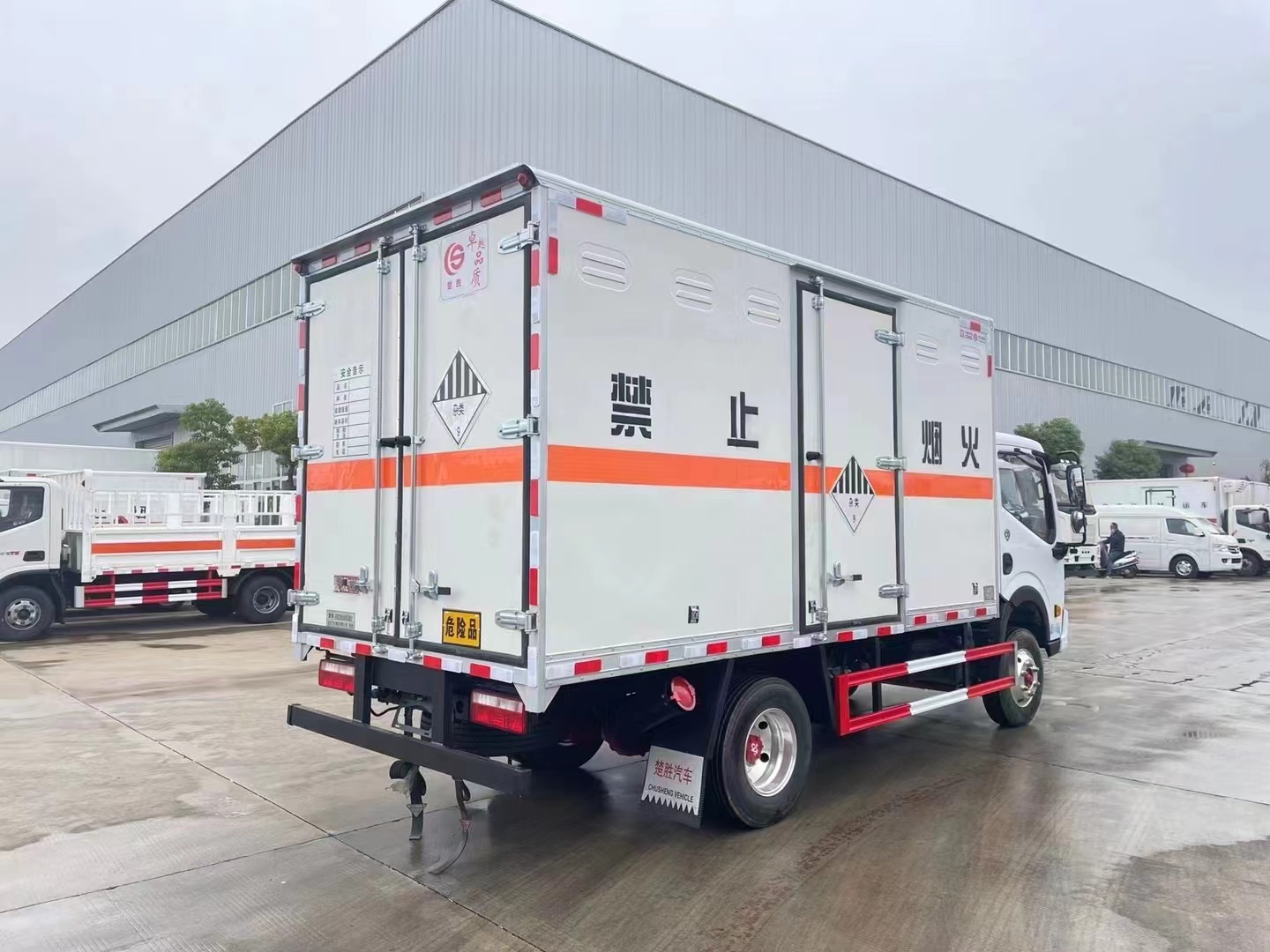 东风蓝牌4.2米杂项危险物品厢式运输车