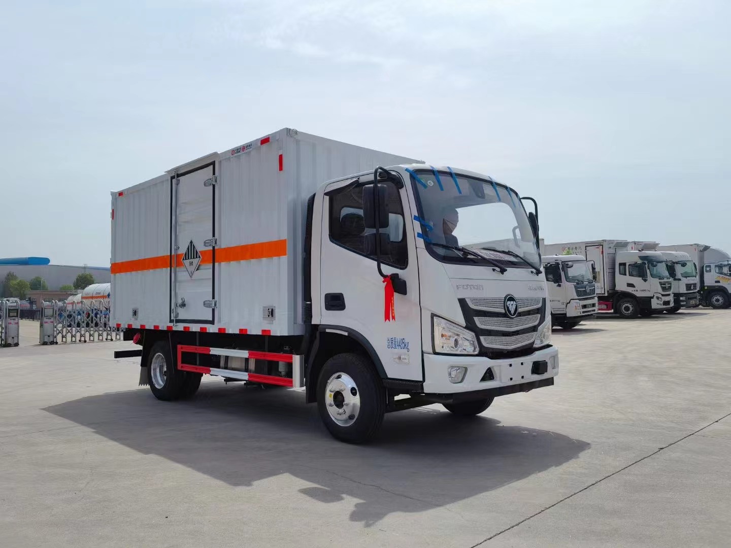 欧马可4.15米蓝牌1.4吨危险废物厢式车