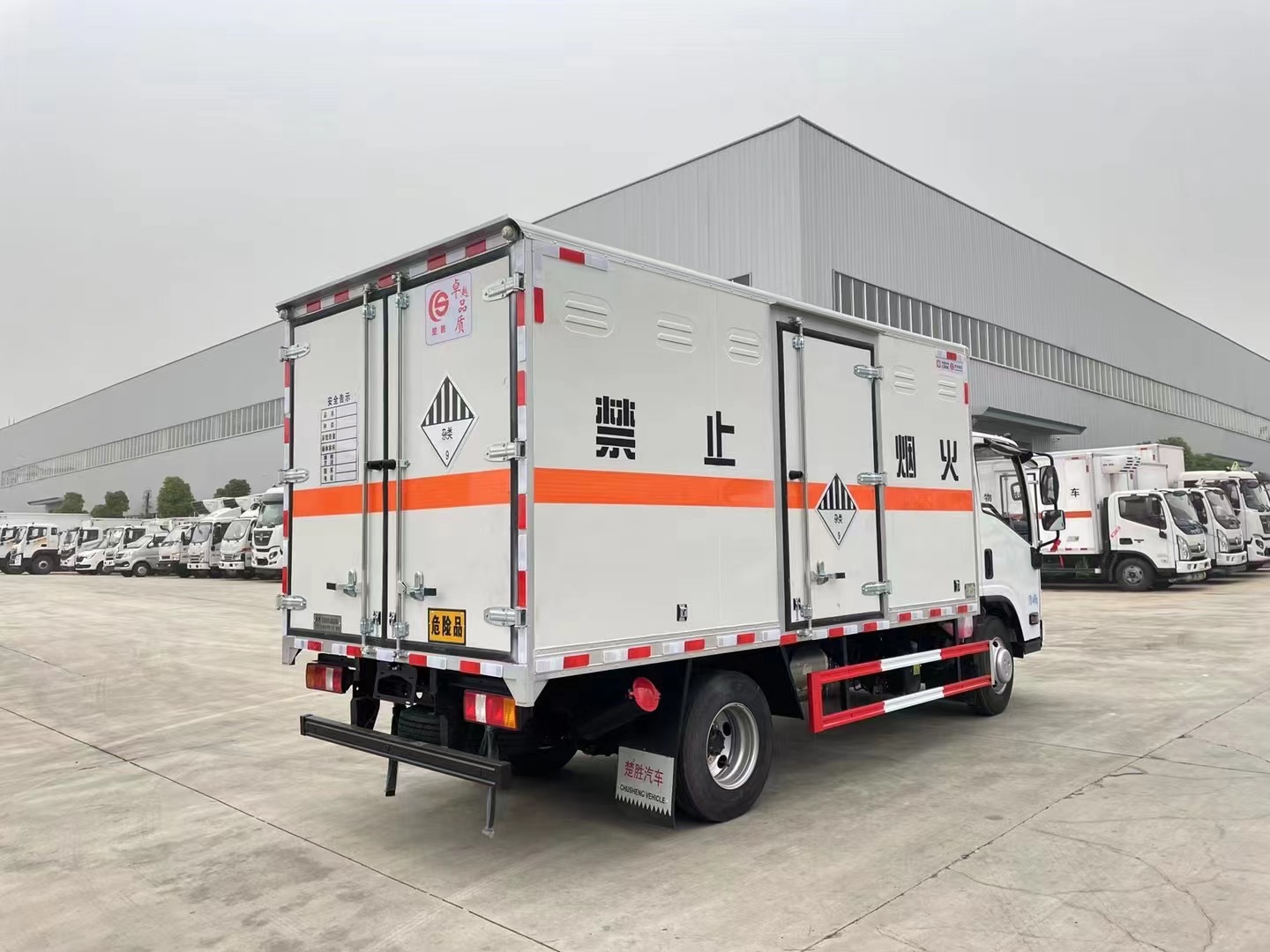 五十铃蓝牌4.15米危险废物厢式车