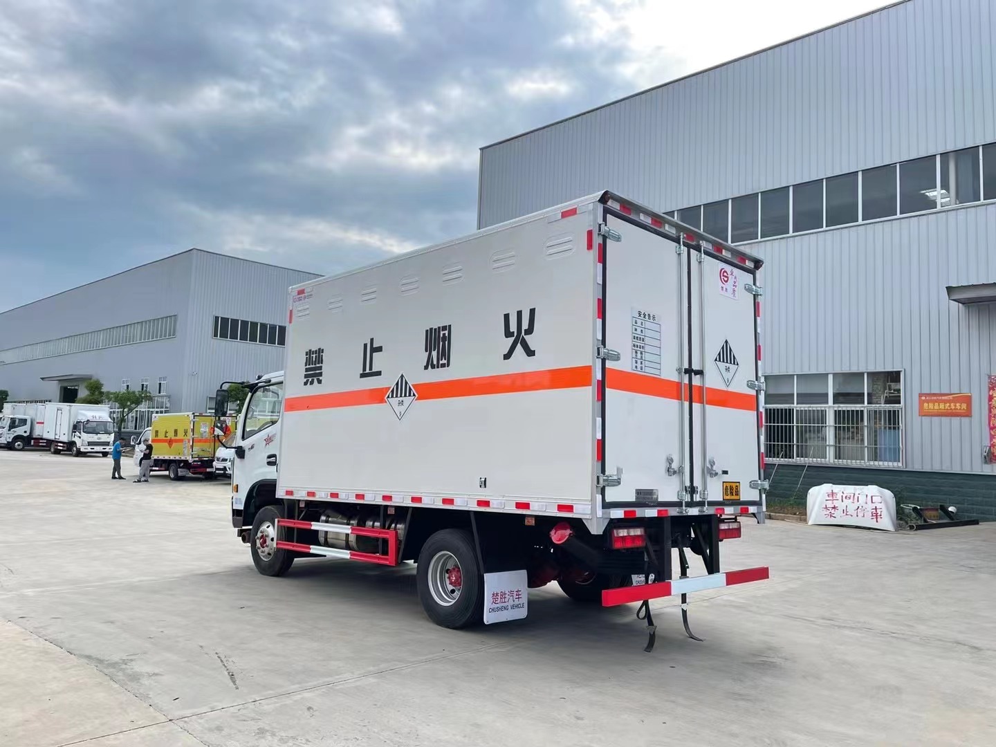 东风5吨废矿物油运输车