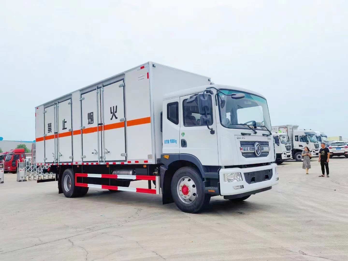 东风多利卡10吨废电池废机油运输车