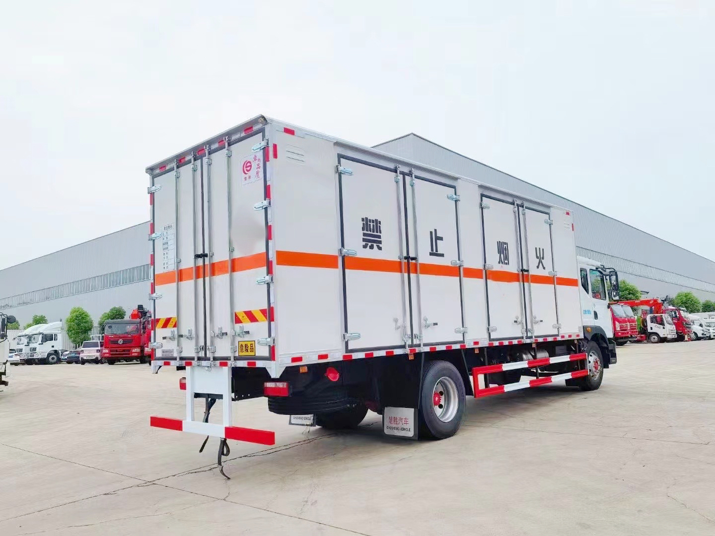 东风多利卡10吨废电池废机油运输车