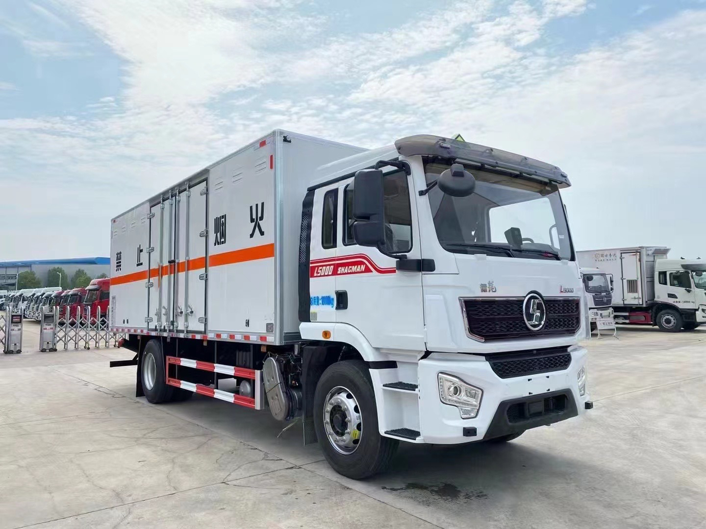 陕汽德龙6.8米杂项危险品厢式车