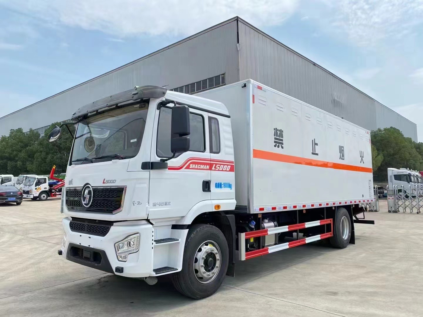 陕汽德龙6.8米杂项危险品厢式车