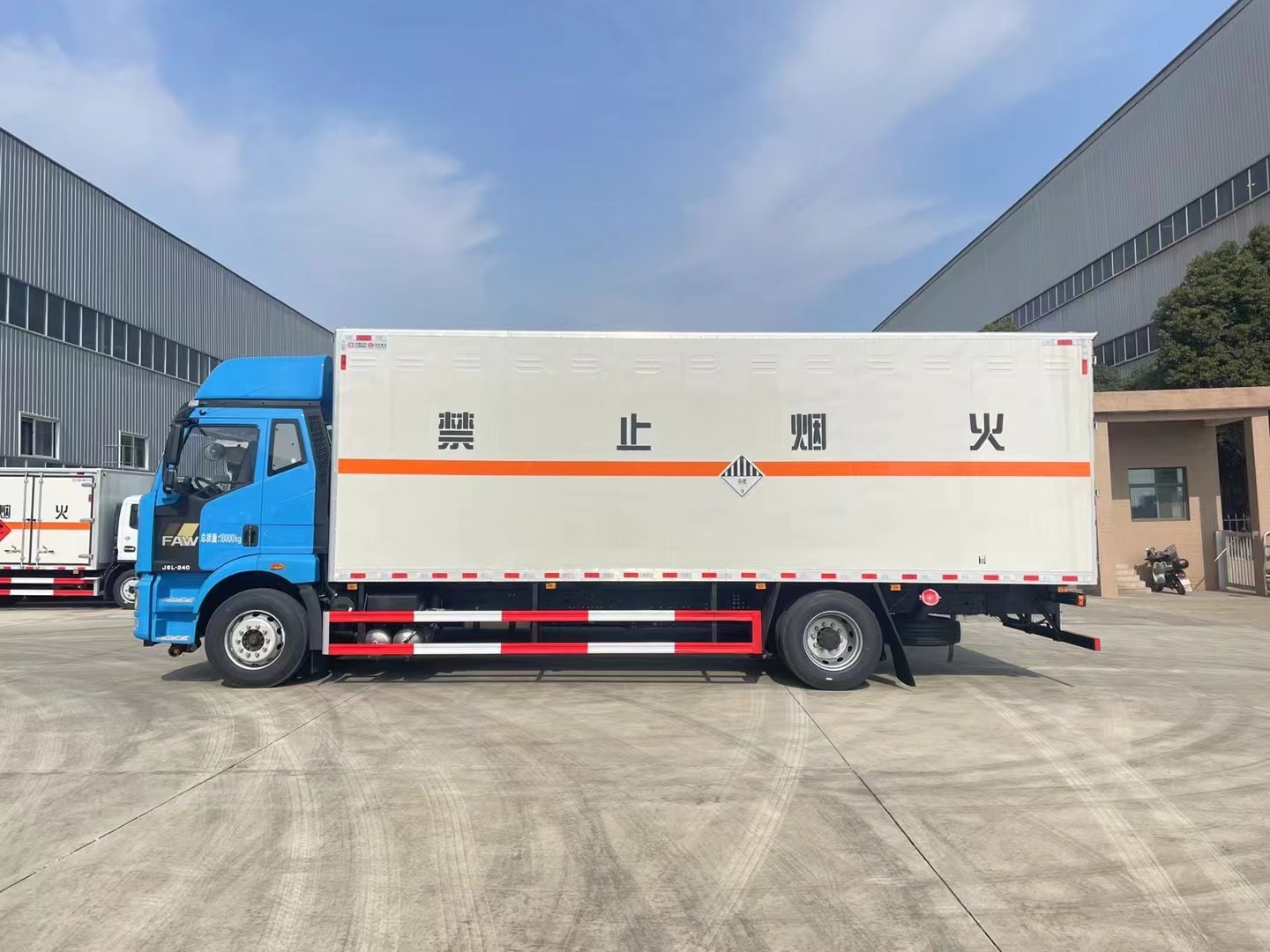 解放精致版6.8米杂项厢式车