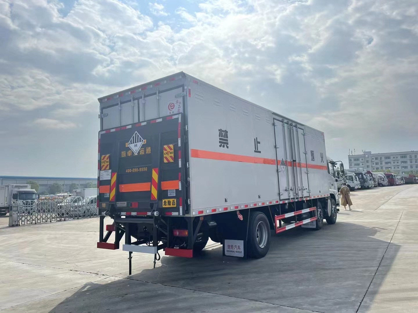 杂项危险废物厢式车/8.6米九类危险品厢式车