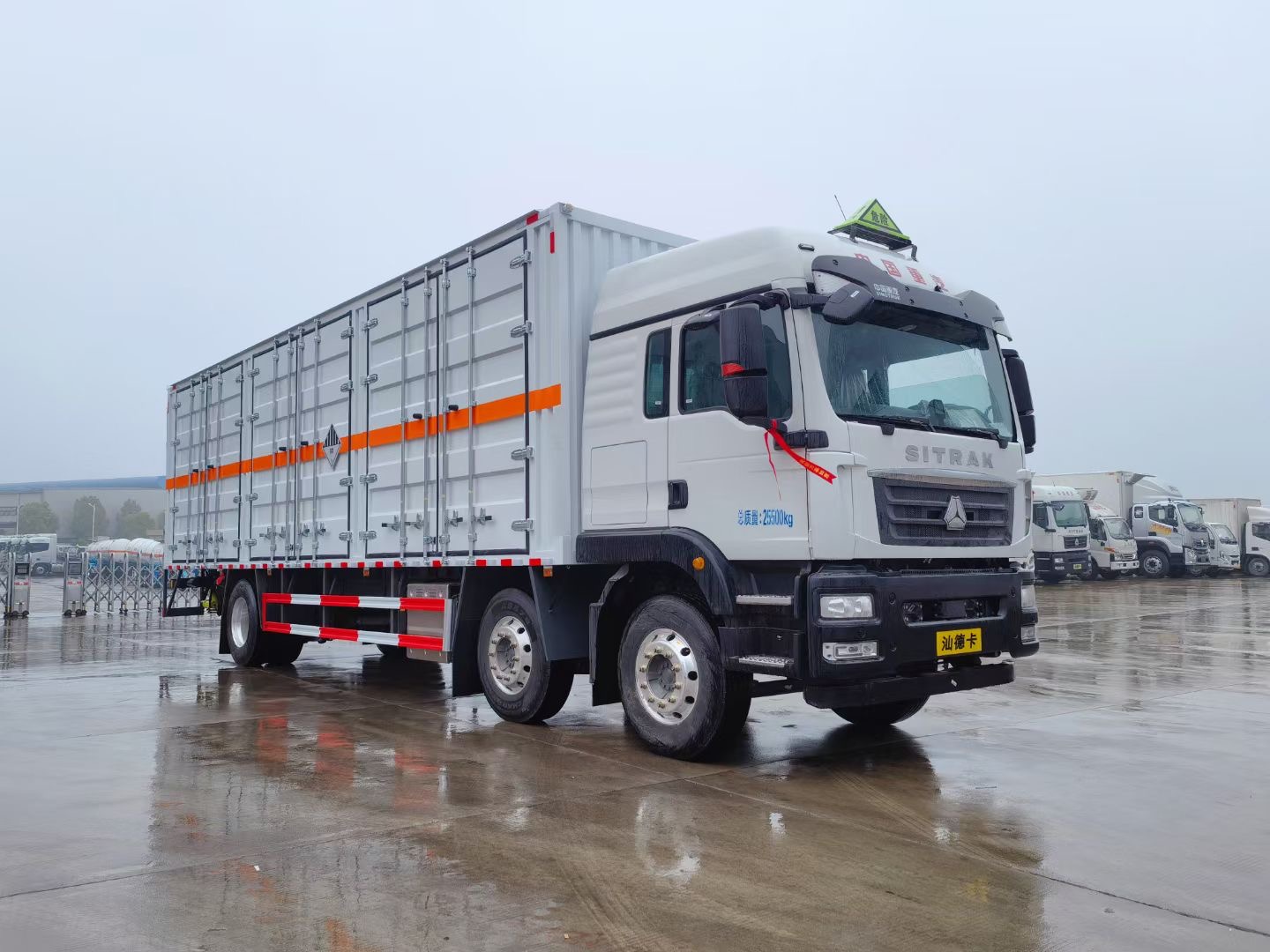 重汽汕德卡9.6米危险废物运输车