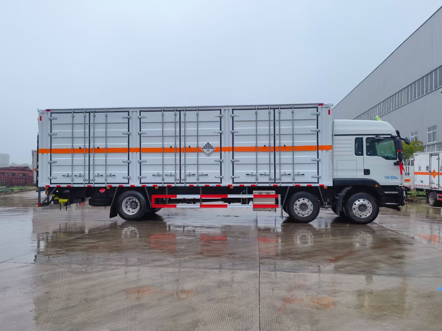 重汽汕德卡9.6米危险废物运输车