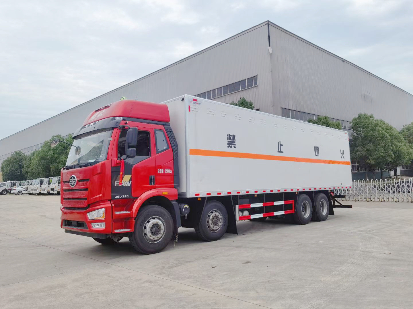 解放前四后八9.6米危货车