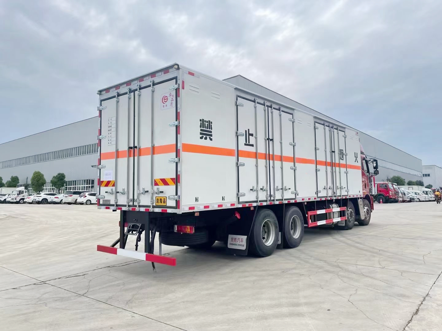 解放前四后八9.6米危货车