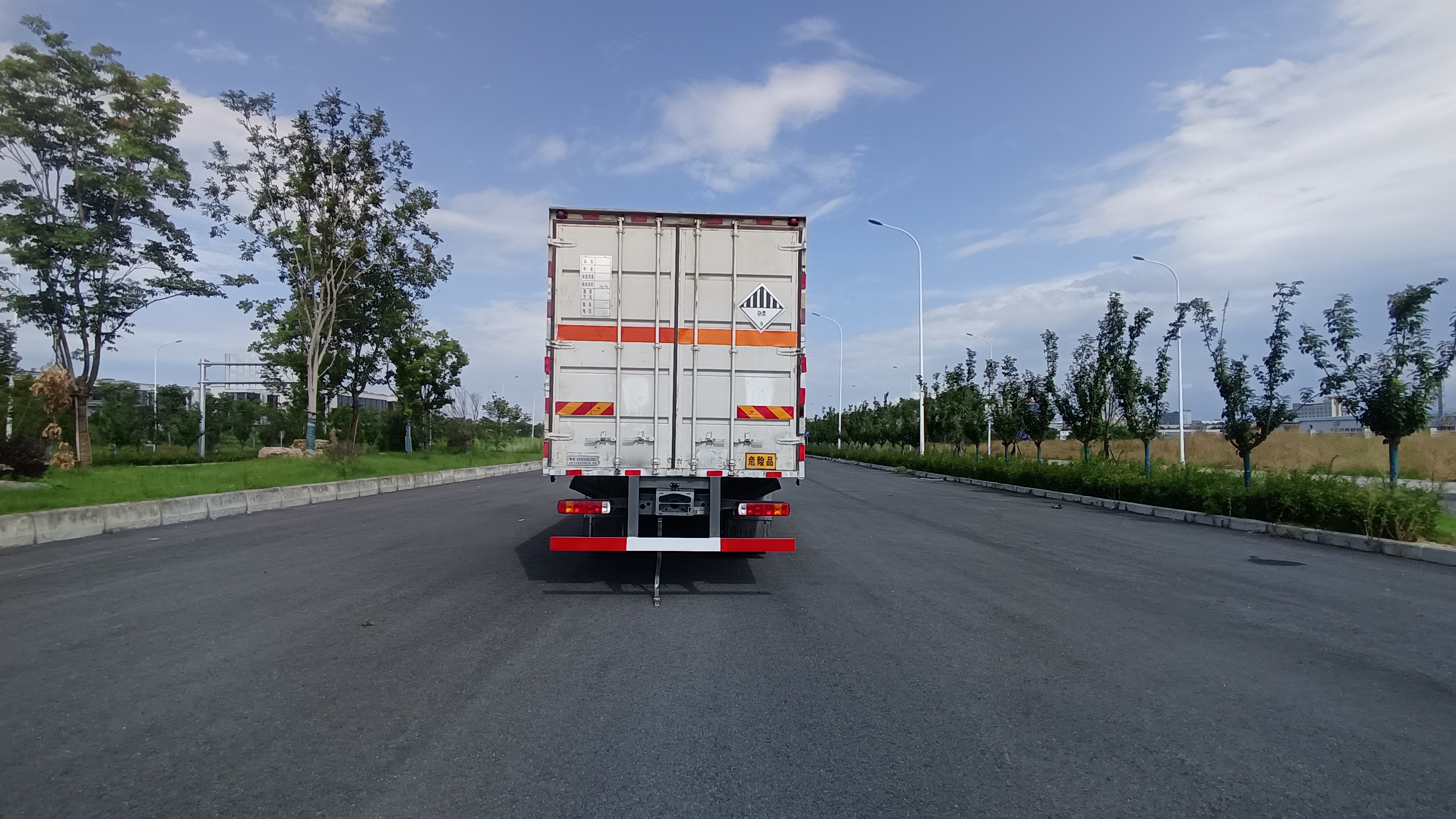 重汽豪沃小三轴9.6米杂项危险物品厢式运输车