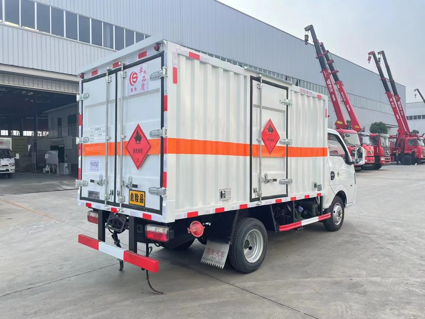 东风途逸1.9吨蓝牌易燃液体厢式运输车