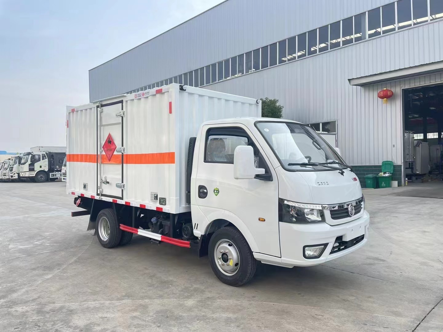 东风途逸1.9吨蓝牌易燃液体厢式运输车