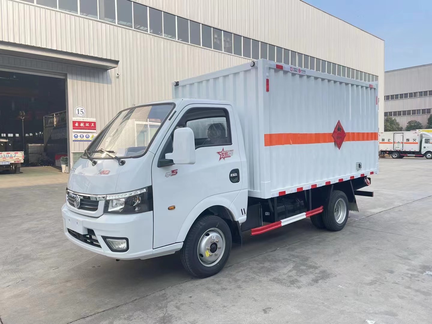 东风途逸1.9吨蓝牌易燃液体厢式运输车