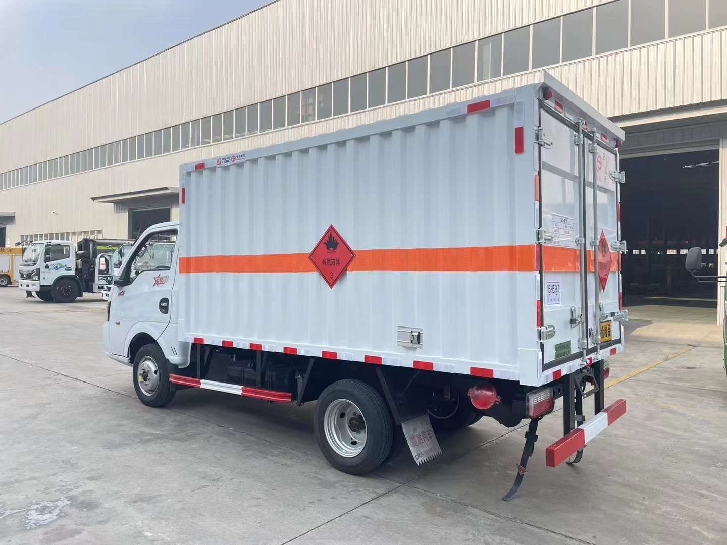 东风途逸1.9吨蓝牌易燃液体厢式运输车