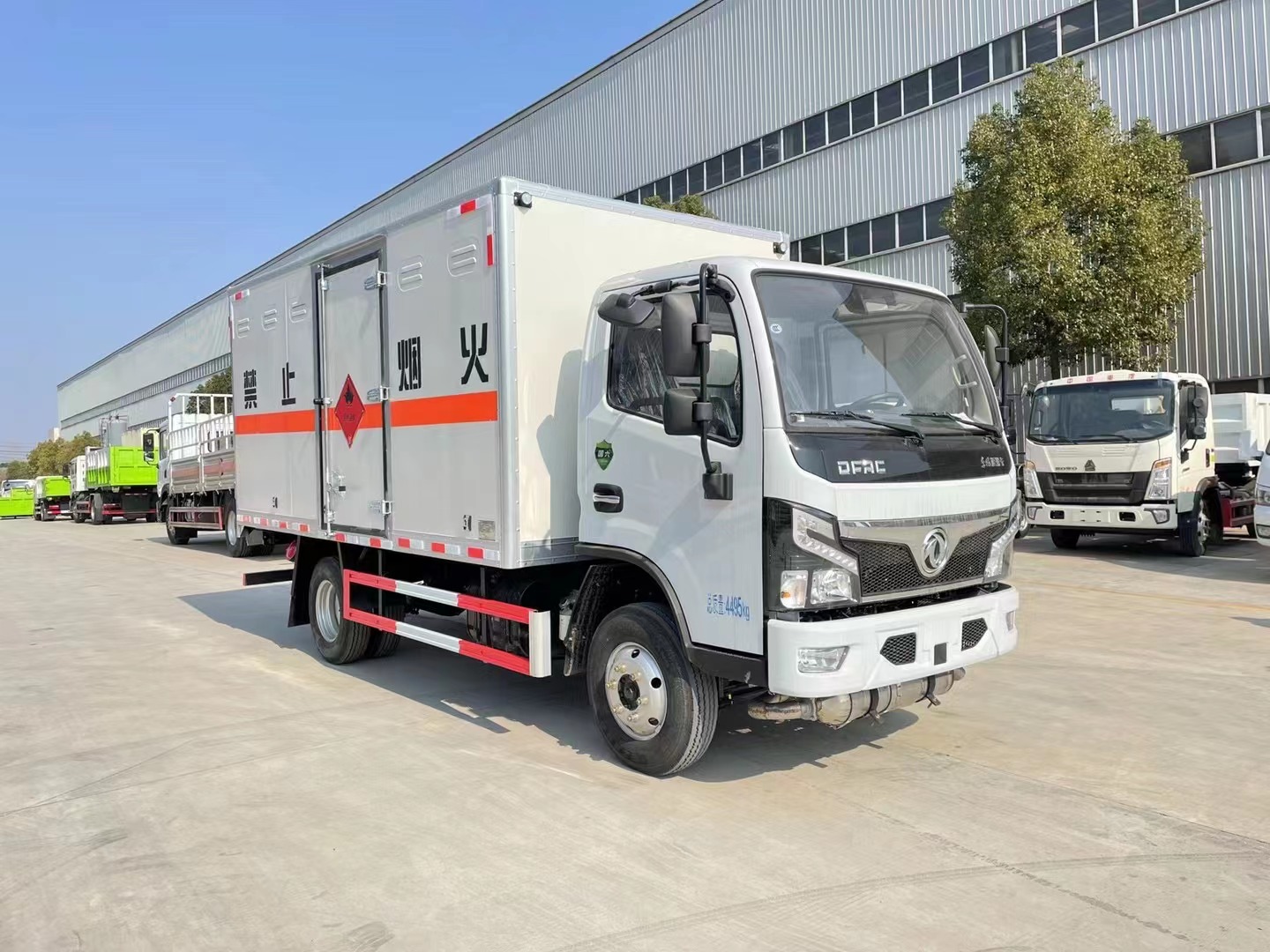 东风多利卡蓝牌液体厢式运输车