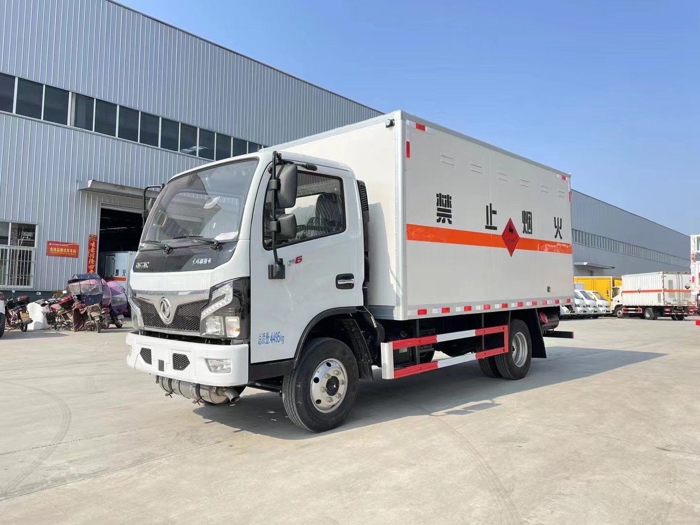 东风多利卡蓝牌液体厢式运输车