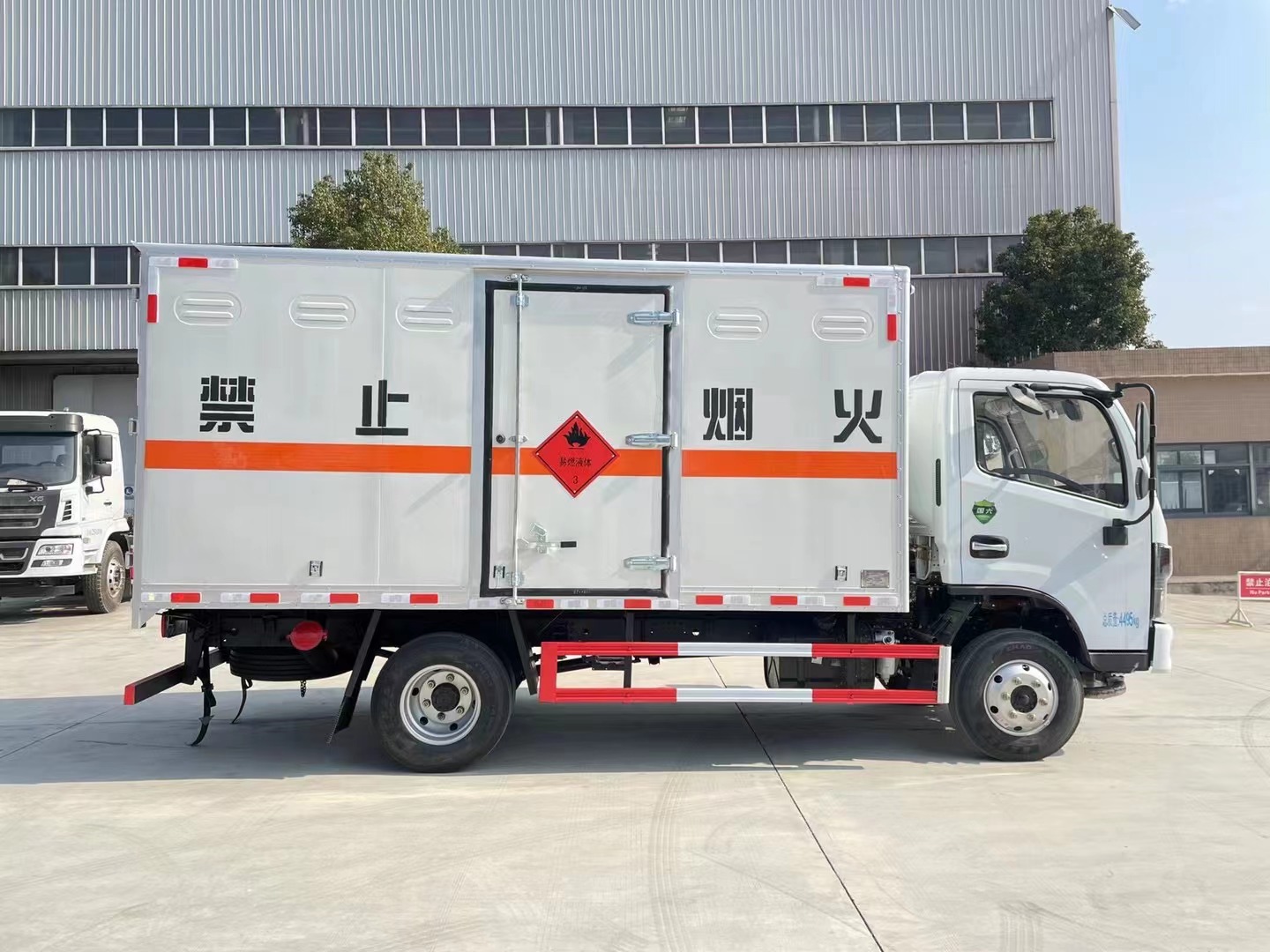 东风多利卡蓝牌液体厢式运输车