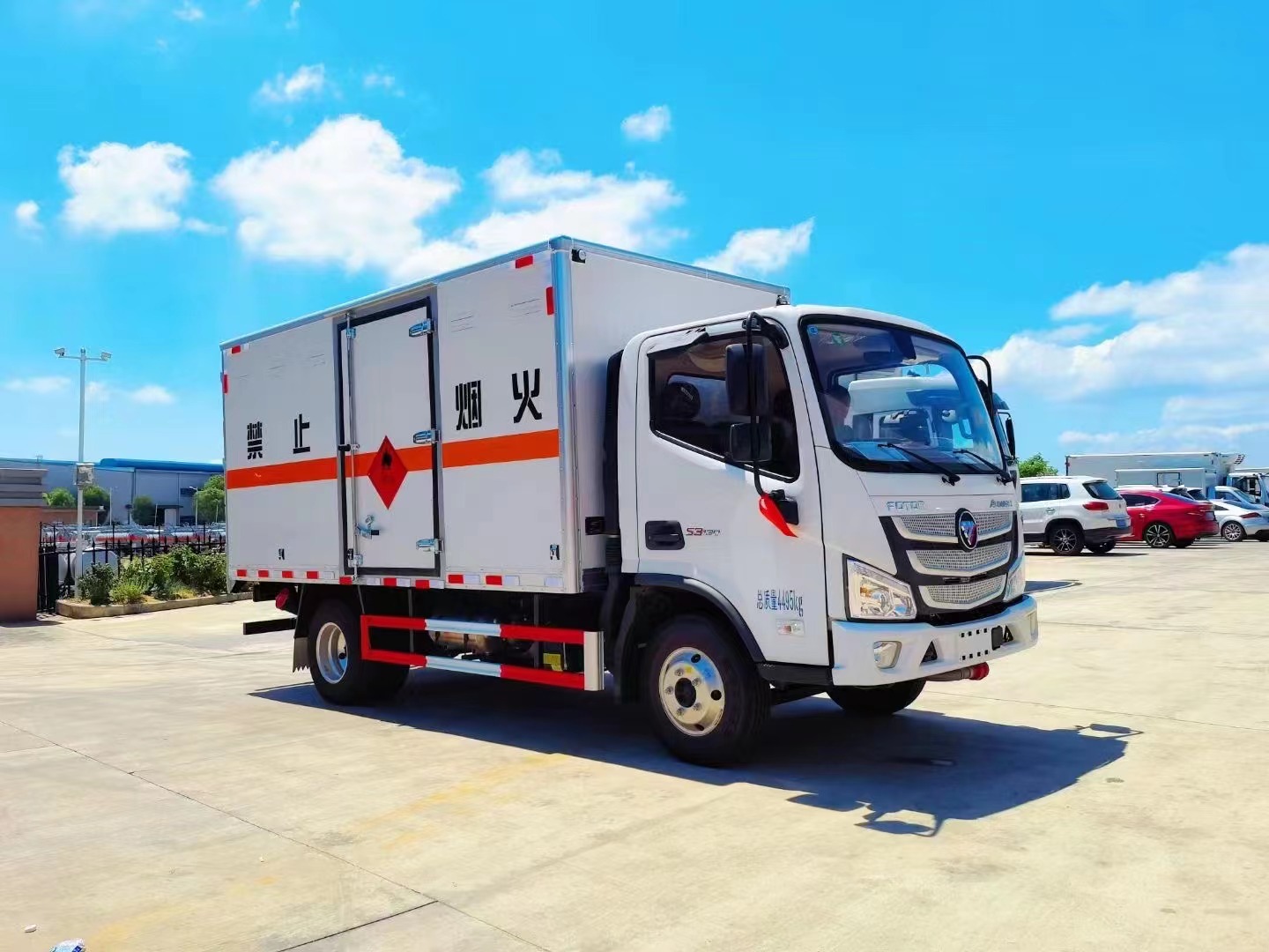 福田欧马可4.1米易燃液体厢式运输车