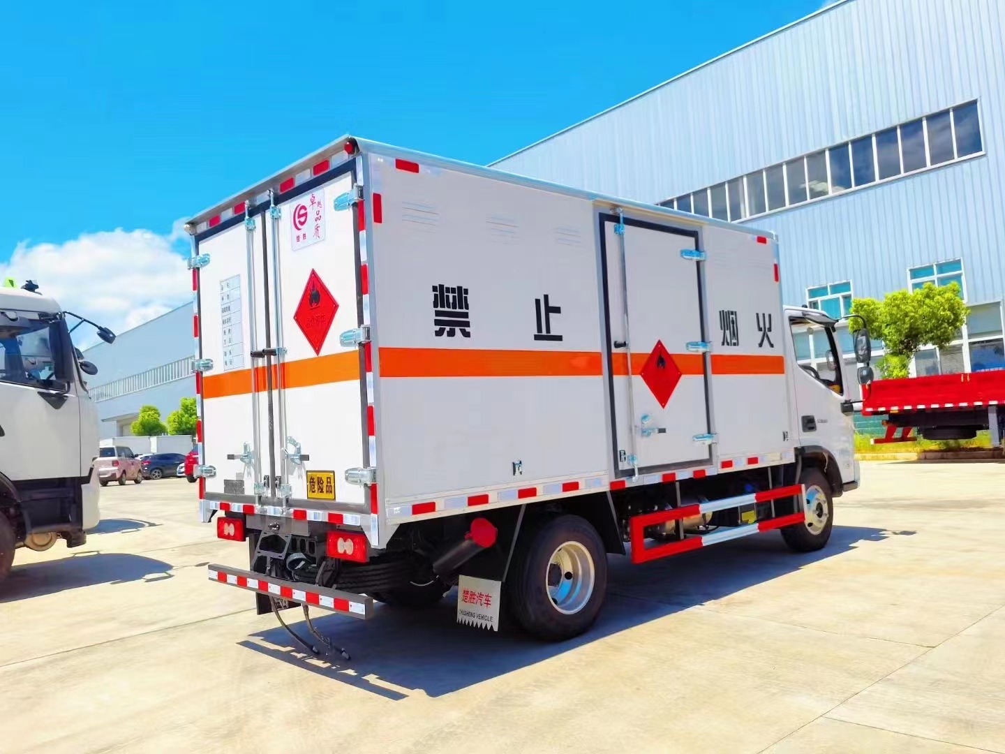 福田欧马可4.1米易燃液体厢式运输车