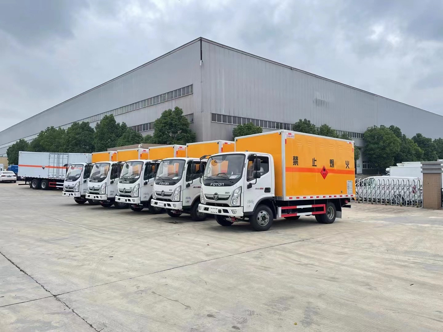 福田奥铃蓝牌4.1米（1吨）液体厢式运输车