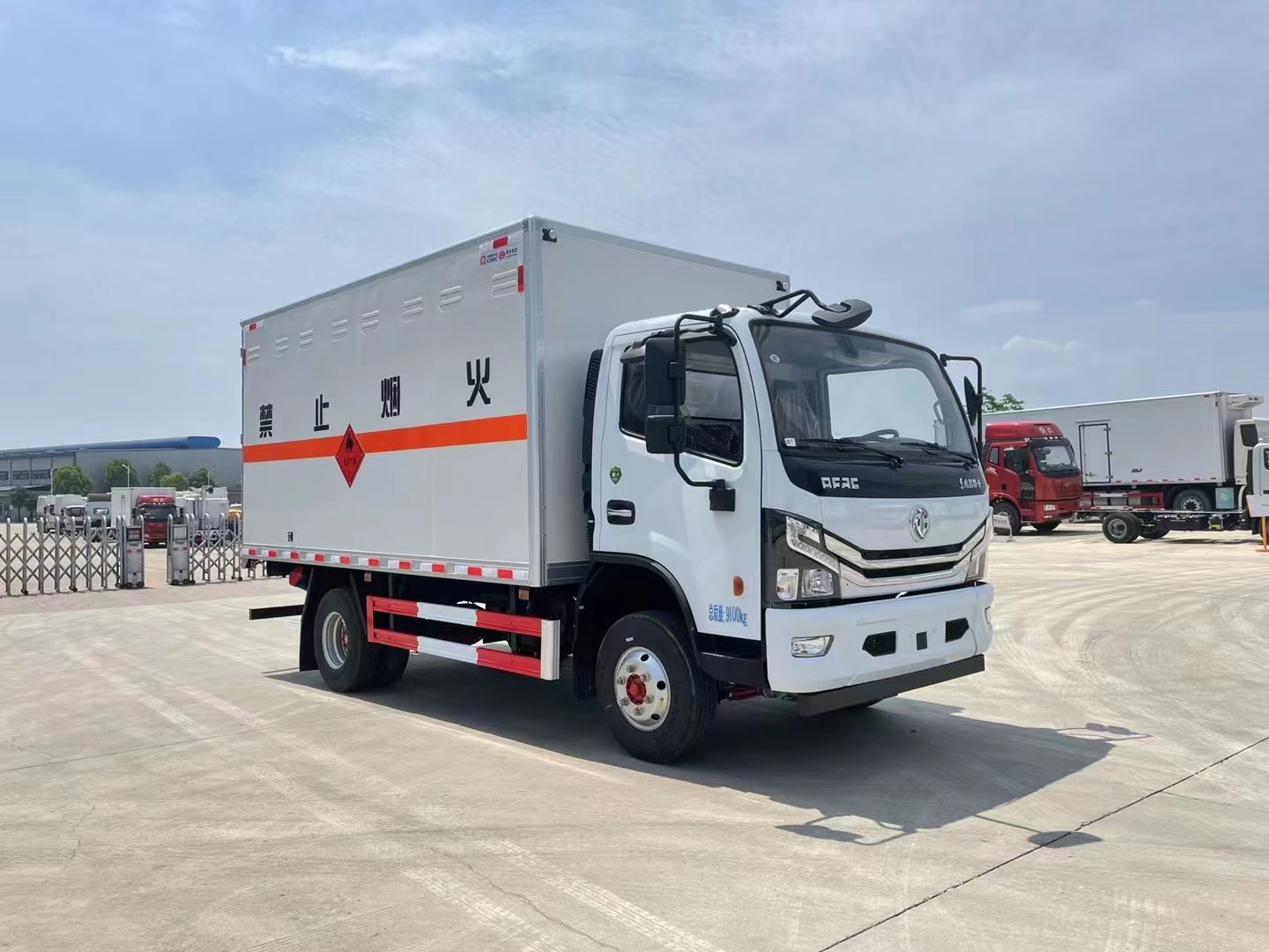 东风多利卡（4.3米）5吨易燃液体厢式车