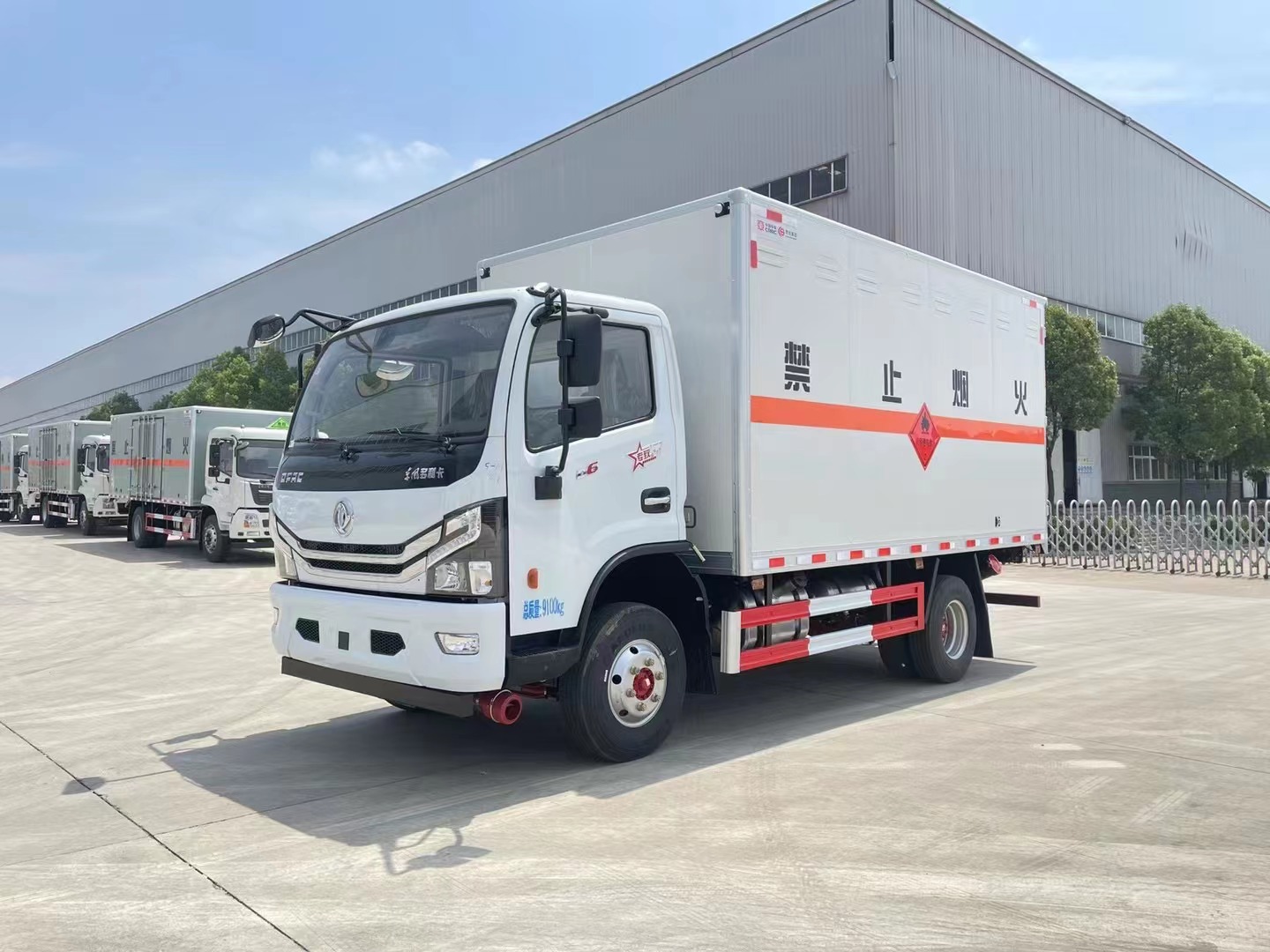 东风多利卡（4.3米）5吨易燃液体厢式车