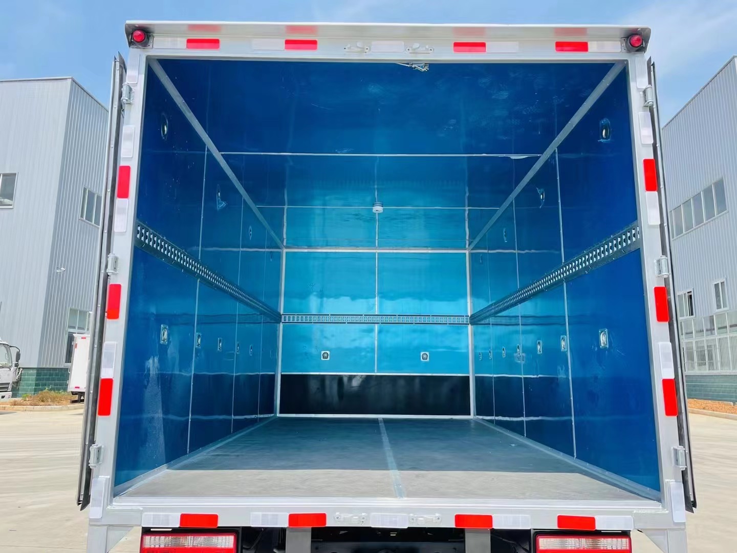 东风多利卡（4.3米）5吨易燃液体厢式车