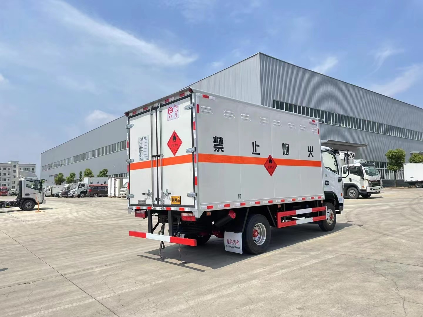 东风多利卡（4.3米）5吨易燃液体厢式车