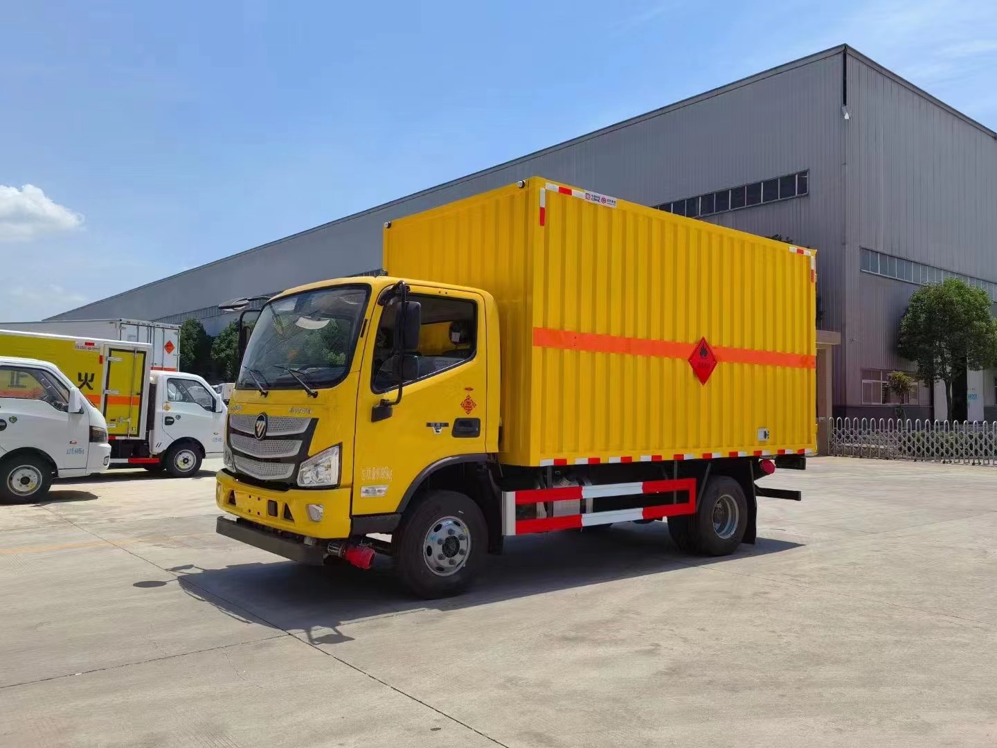 福田欧马可（4.1米）4.5吨易燃液体厢式运输车