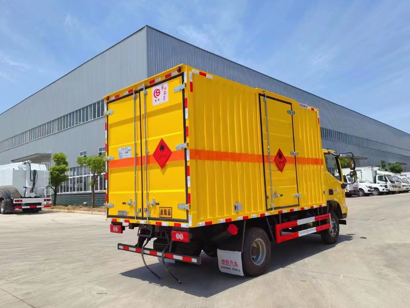 福田欧马可（4.1米）4.5吨易燃液体厢式运输车