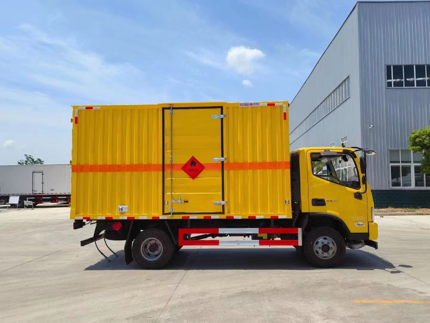 福田欧马可（4.1米）4.5吨易燃液体厢式运输车