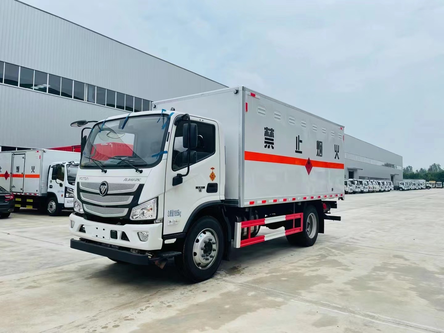 福田欧马可（5.2米）6.8吨易燃液体厢式运输车