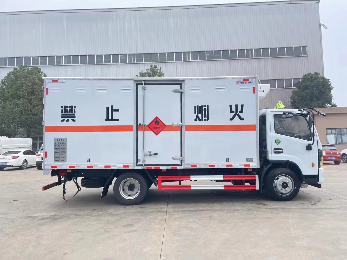 东风多利卡（5.2米）7.2吨易燃液体厢式运输车