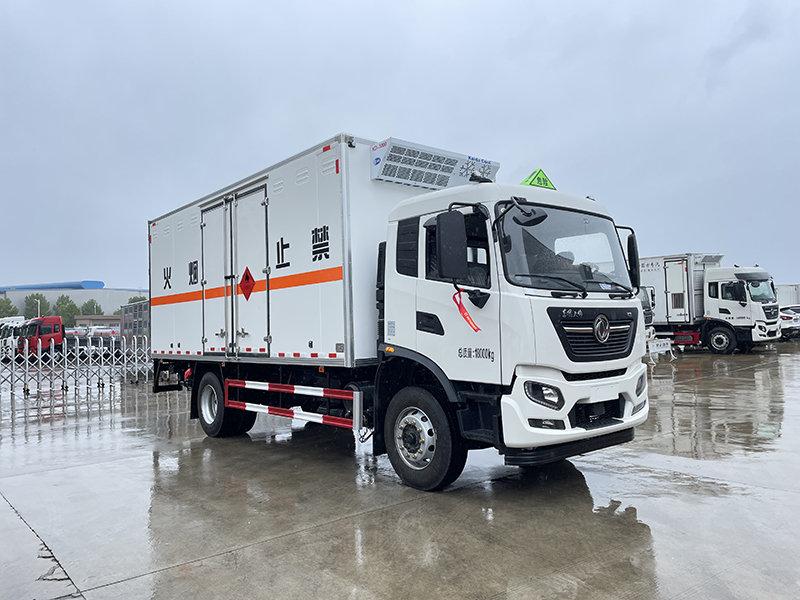 东风天锦（6.2米/6.8米）10吨液体厢式运输车