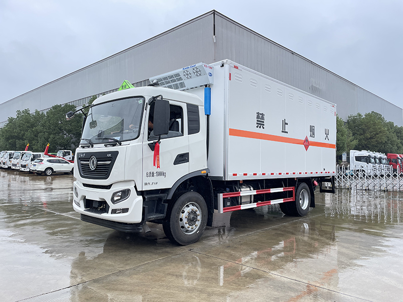 东风天锦（6.2米/6.8米）10吨液体厢式运输车