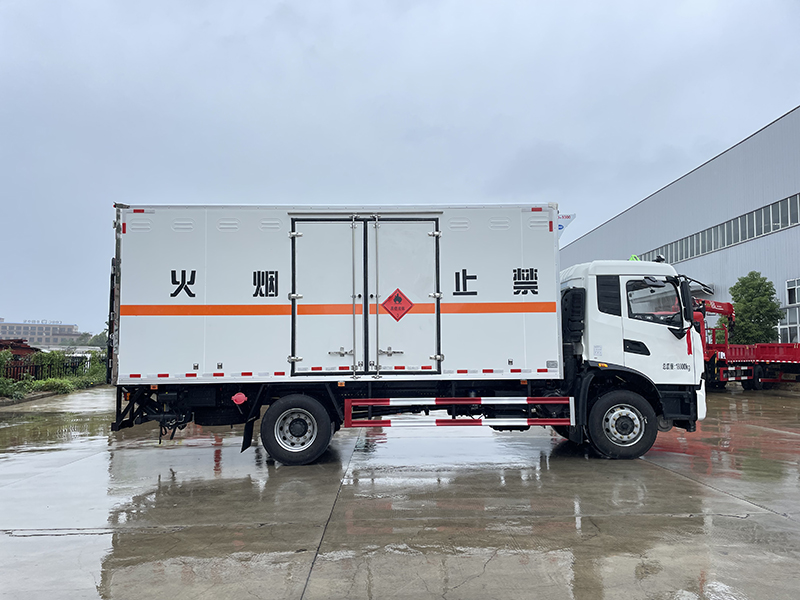 东风天锦（6.2米/6.8米）10吨液体厢式运输车