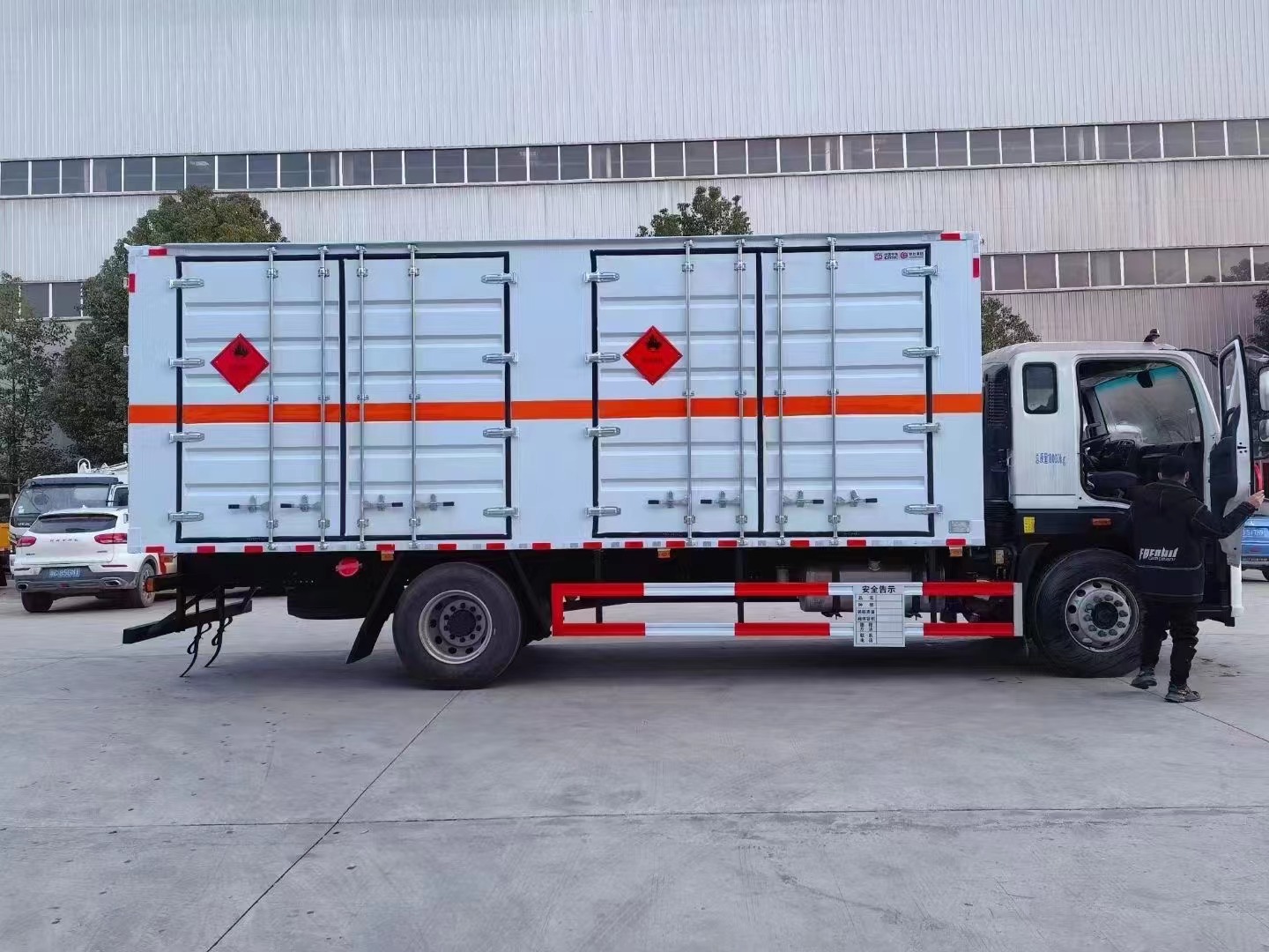 福田欧航6.8米易燃液体厢式运输