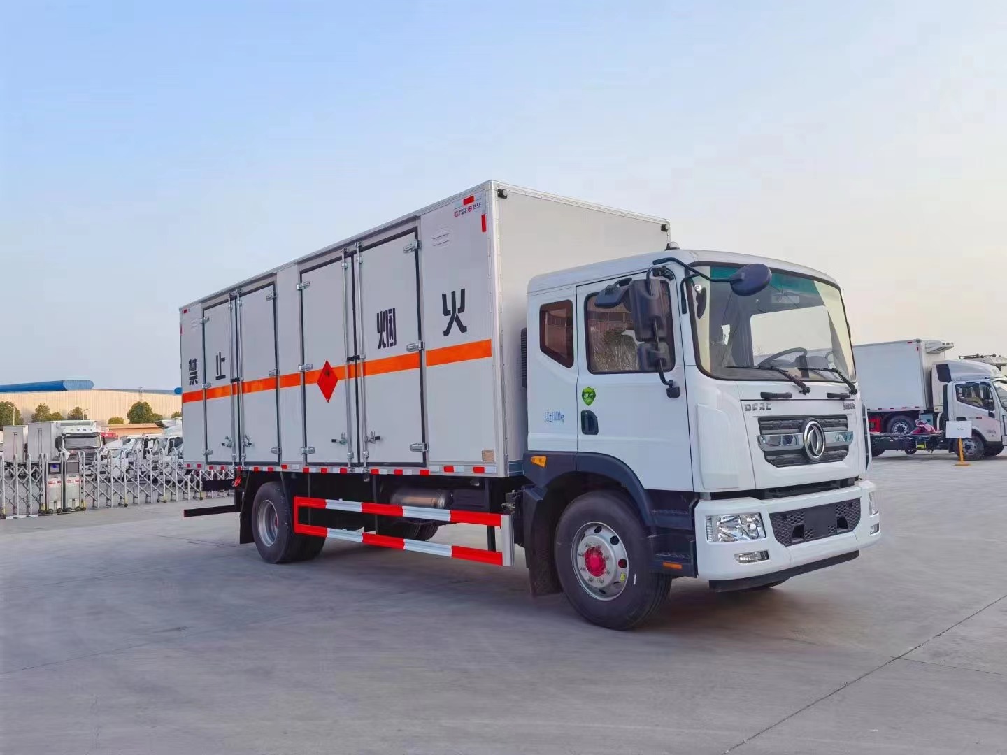 东风7米6三类危险品厢式车