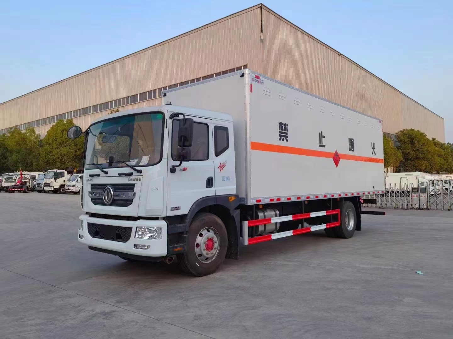 东风7米6三类危险品厢式车