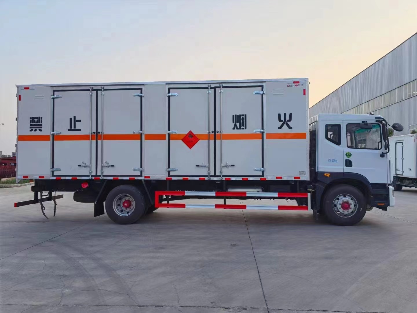 东风7米6三类危险品厢式车