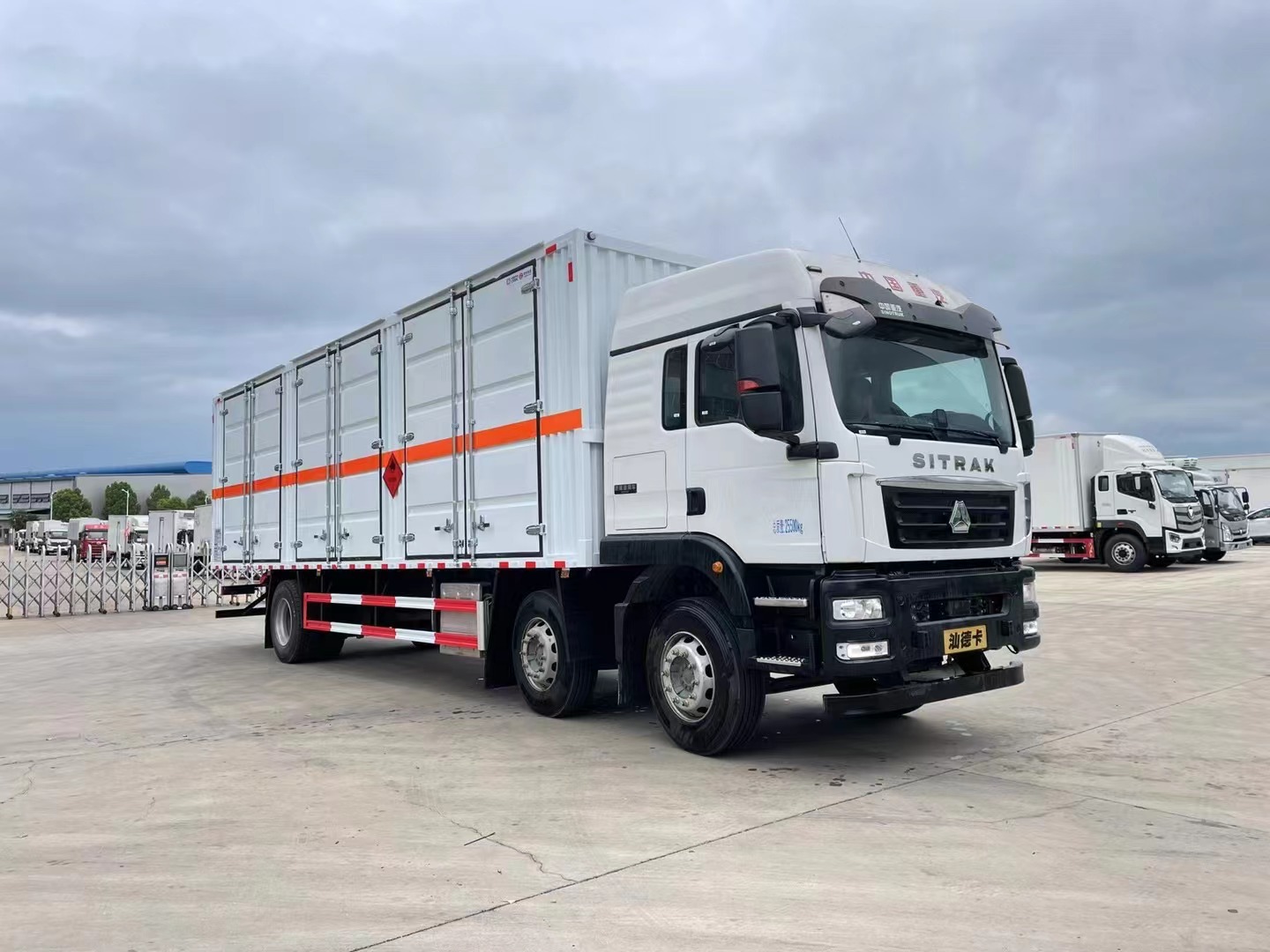 重汽汕德卡9.5米易燃液体厢式运输车