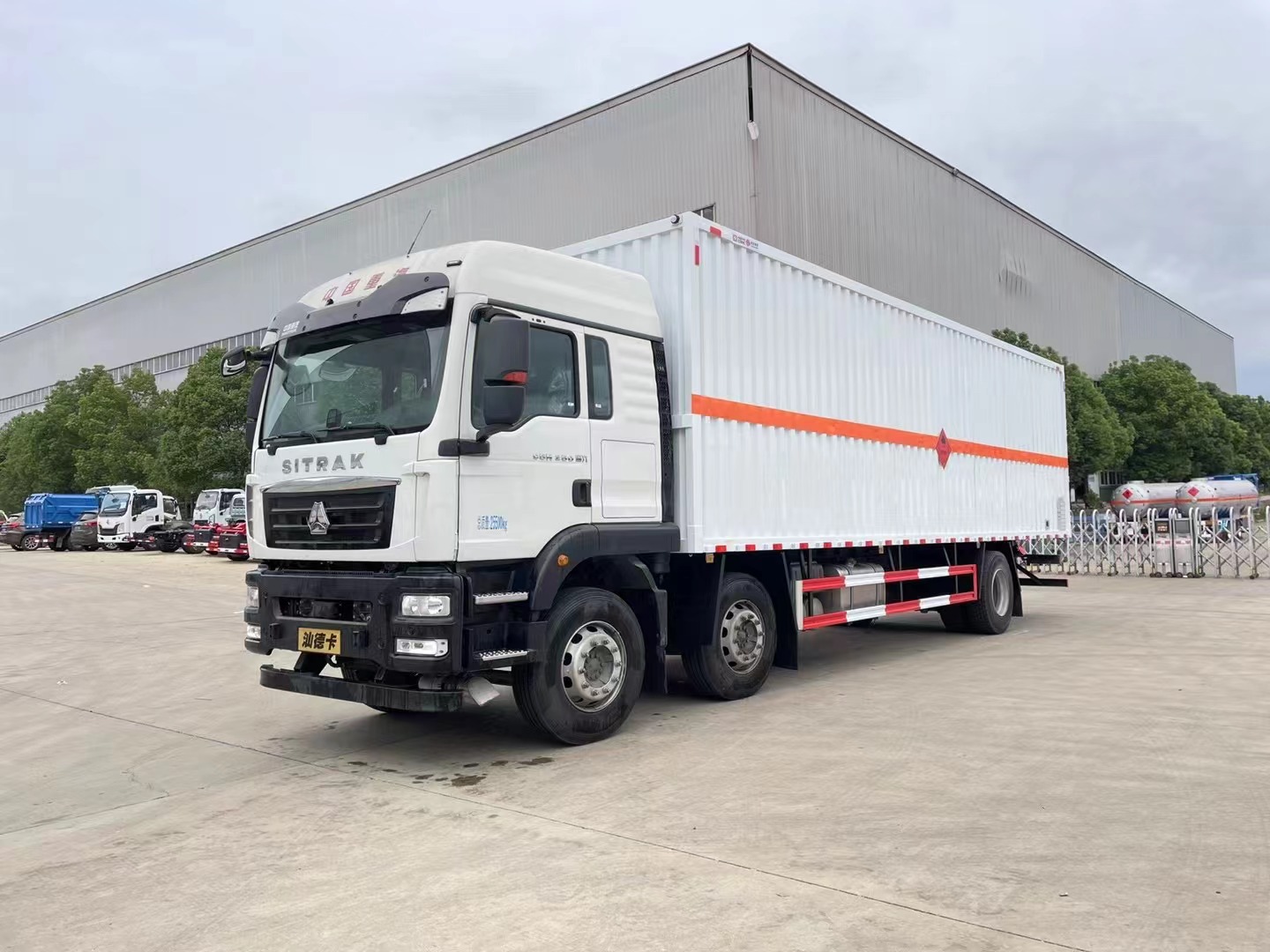 重汽汕德卡9.5米易燃液体厢式运输车