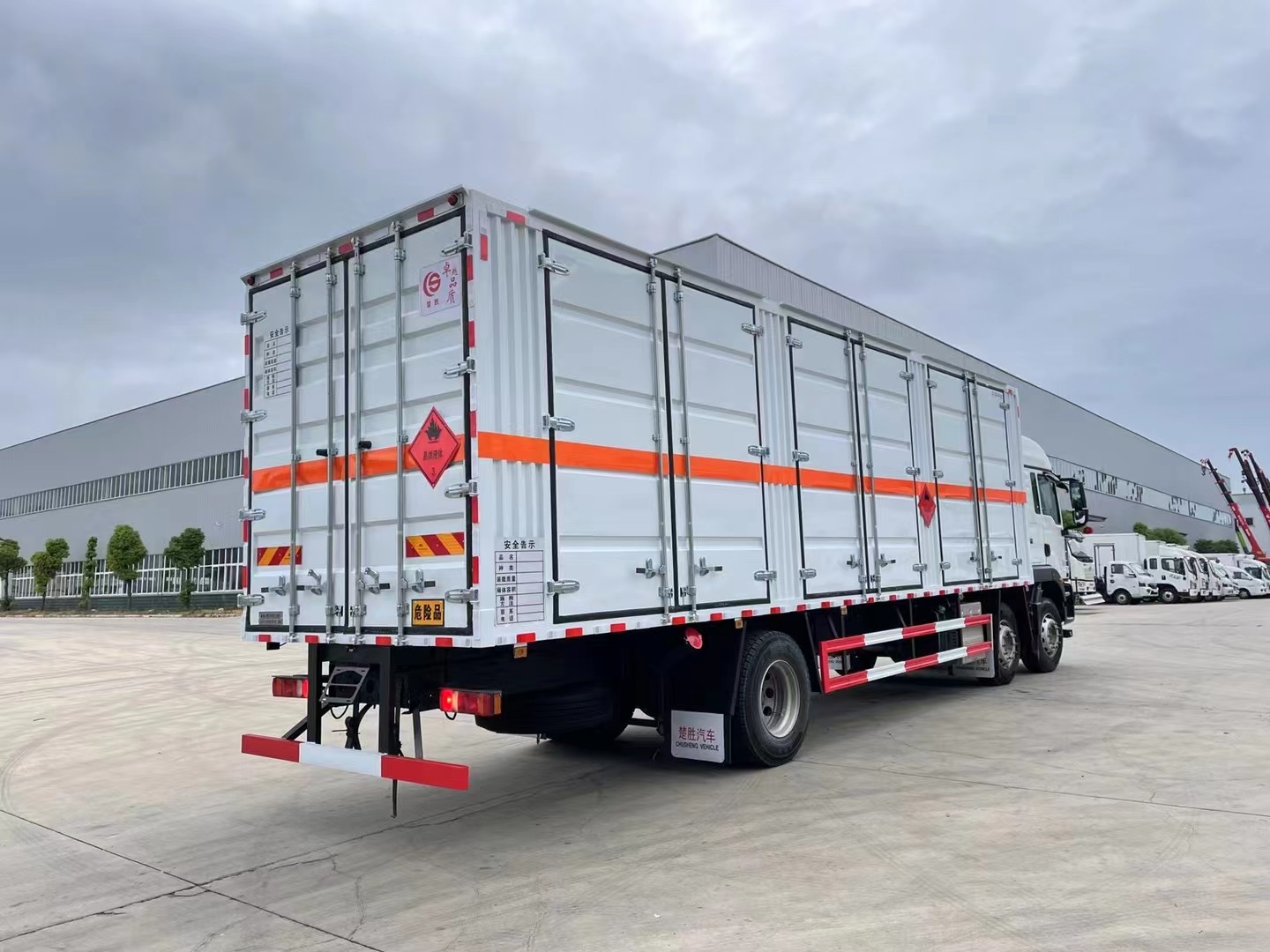 重汽汕德卡9.5米易燃液体厢式运输车